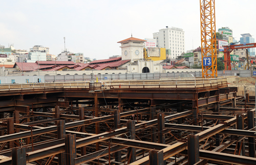 Ga ngầm trung tâm Bến Thành đang được khẩn trương xây dựng. Ảnh: Hữu Công.