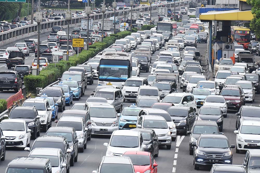 Ai sẽ dám chắc Hà Nội hay TP.HCM không thành một Bangkok hay Jakarta với hàng chục km ô tô vô vọng trong tắc đường?
