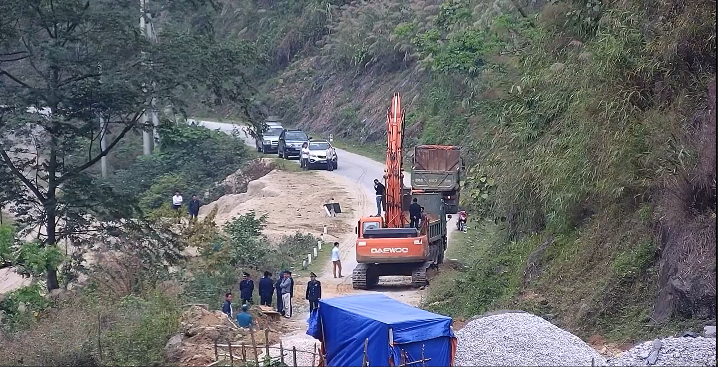 Chính quyền tỉnh Lào Cai vẫn ngang nhiên cưỡng chế trái pháp luật, huy động lực lượng, cho máy móc thiết bị thi công ngay trên đập và cửa nhận nước (hầm) thủy điện Tà Thàng.