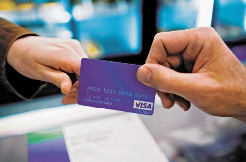 Nhiều ngân hàng đang khuyến mại giảm phí cho chủ thẻ