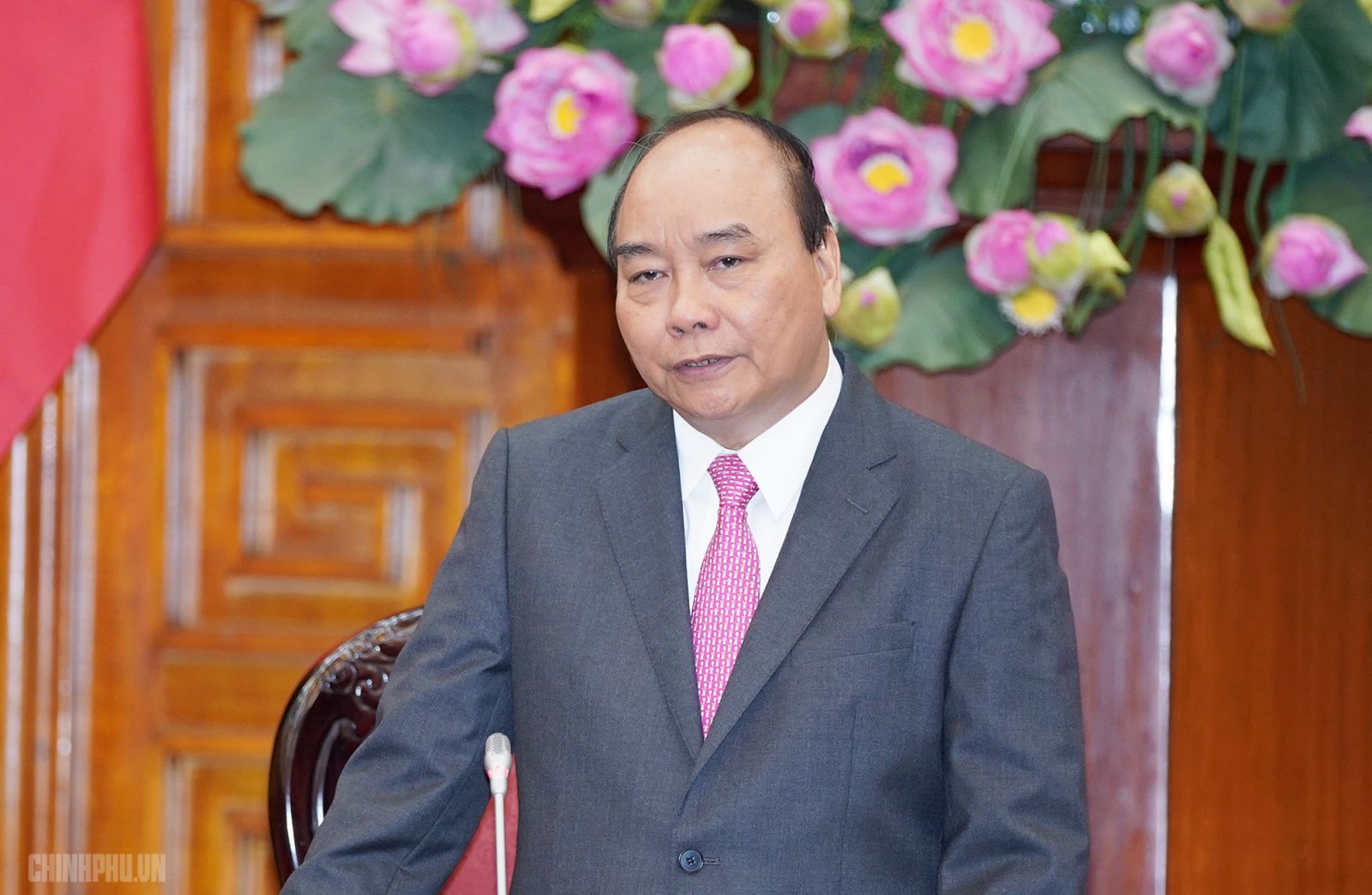 Thủ tướng Nguyễn Xuân Phúc phát biểu tại cuộc họp. Ảnh VGP/Quang Hiếu