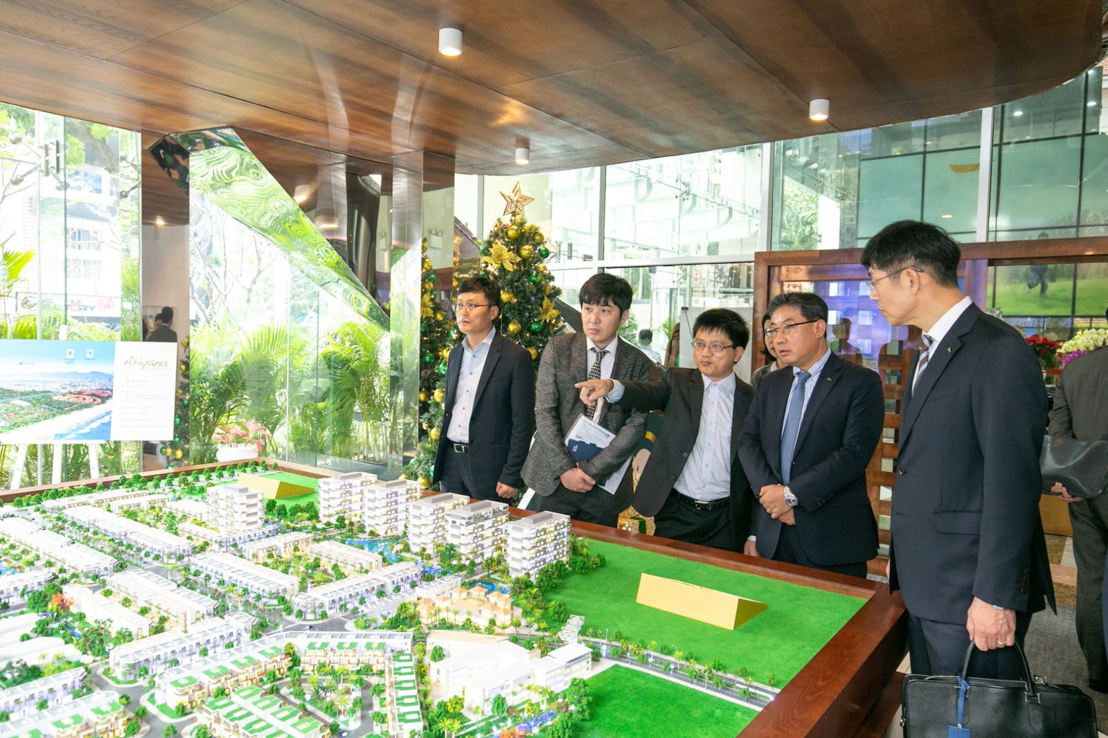 Đoàn đại biểu Posco E &C tham quan tìm hiểu dự án tại Sàn giao dịch Phú Long.