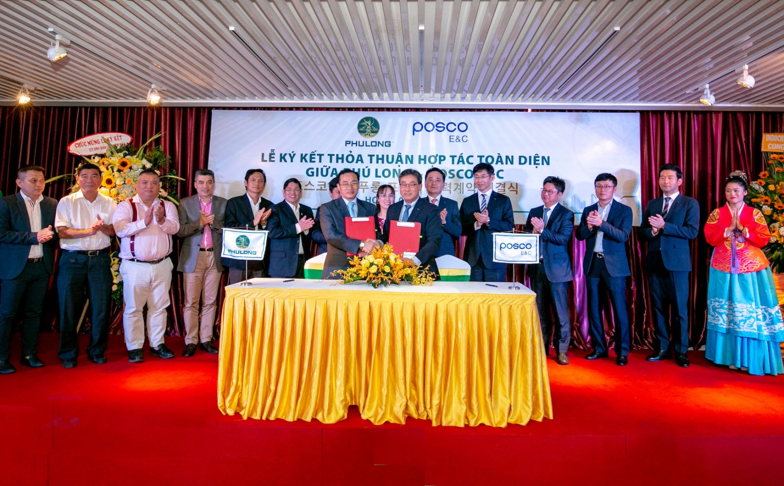 Ông Phùng Chu Cường – TGĐ công ty Phú Long và Ông Lee Young Hoon – Chủ tịch kiêm TGĐ Tập đoàn Posco E&C trao Thoả thuận hợp tác toàn diện.