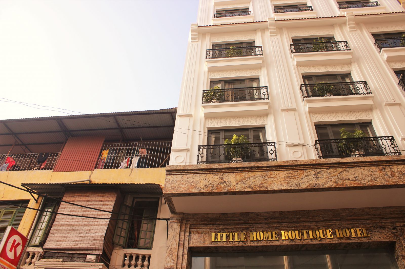 Công trình khách sạn 11 tầng nằm cạnh căn nhà cũ cơi nơi tại phố Gia Ngư.