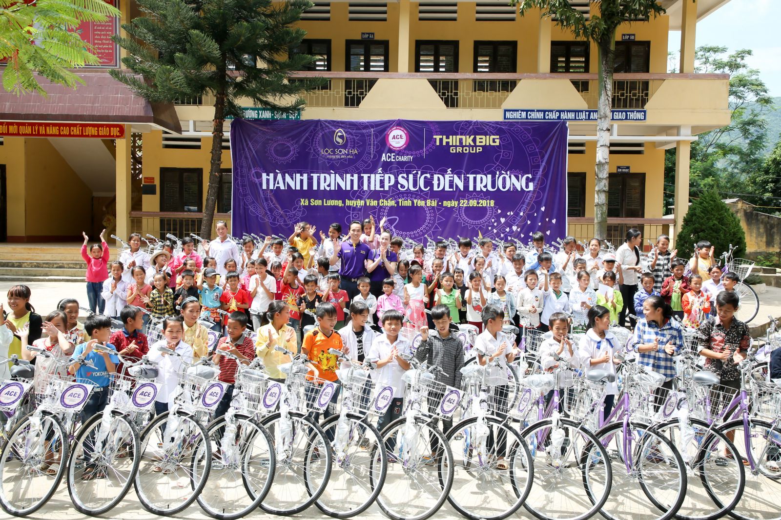 Trong chuyến thiện nguyện này, doanh nhân Nguyễn Mạnh Hà đã tặng hơn 300 xe đạp cho trẻ em nghèo. Ảnh: Câu lạc bộ ACE.