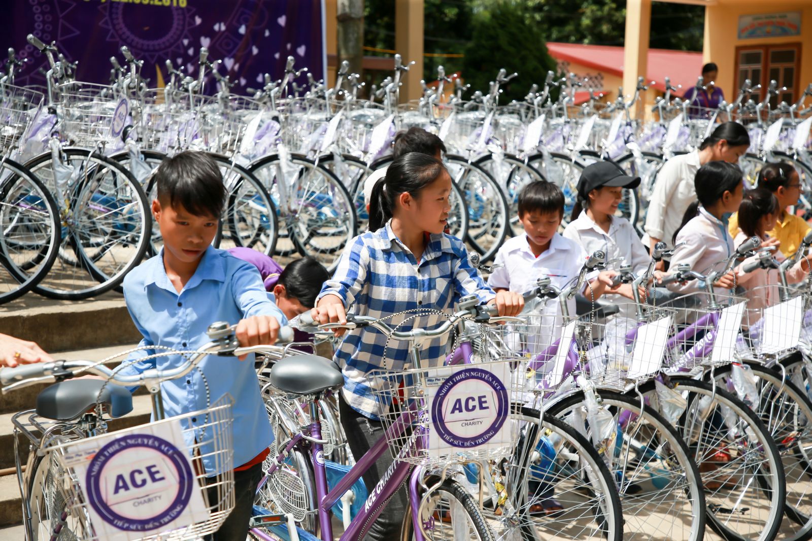 Các em học sinh phấn khởi khi nhận được xe đạp.