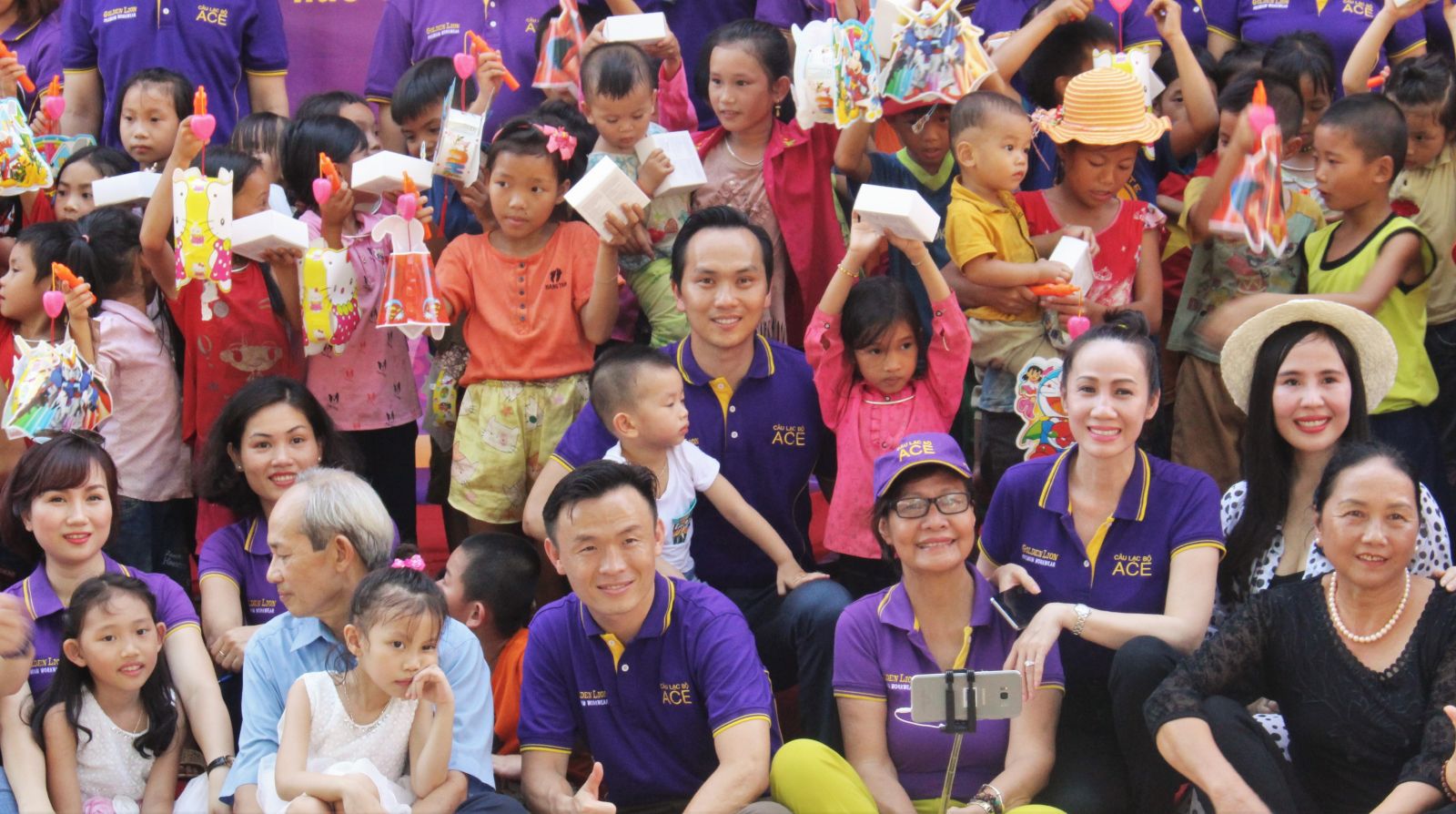 Doanh nhân Nguyễn Mạnh Hà cùng đoàn thiện nguyện tặng quà trung thu cho trẻ em xã An Lạc, huyện Lục Yên, Yên Bái.
