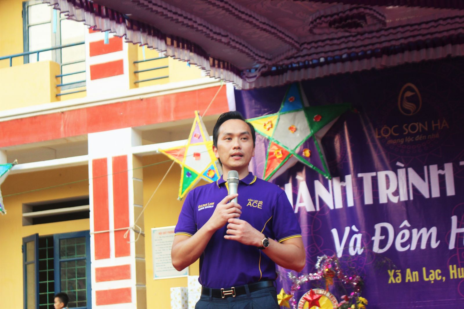 Doanh nhân Nguyễn Mạnh Hà phát biểu tại chương trình thiện nguyện mang tên 