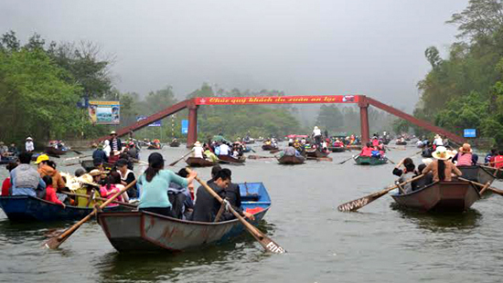Đi qua suối Yến bằng đò đã trở thành một nét văn hóa đi vào tiềm thức của người dân Chùa Hương cũng như khách du lịch. 