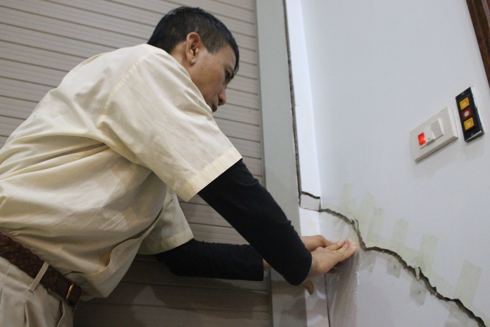 Không còn cách nào khác, gia đình ông Hùng đã phải dùng băng dính dán nham nhở vào những vết nứt để tránh côn trùng bay vào nhà. 