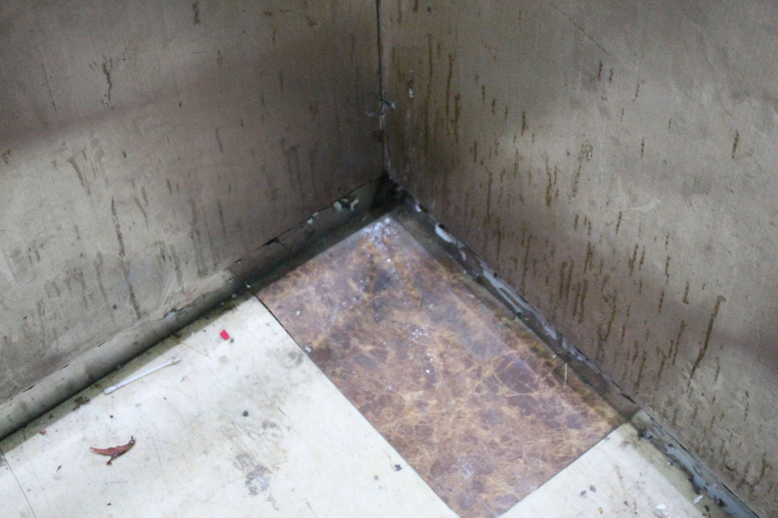 Thang máy bị ngấm nước không hoạt động.