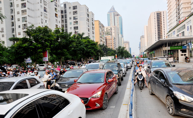 Làn đường dành riêng cho BRT đã bị dòng xe “nuốt chửng” mỗi khi giờ cao điểm. Ảnh: Hồng Hạnh.