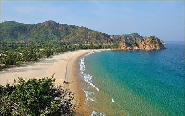 Bãi Ôm - Một trong 18 bãip/biển hoang sơ của Phú Yên có tiềm năng hút khách du lịch.