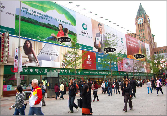 đường phố ngăn nắp, gọn gàng mặc dù dày đặc các biển quảng cáo khác nhau (Trung Quốc)