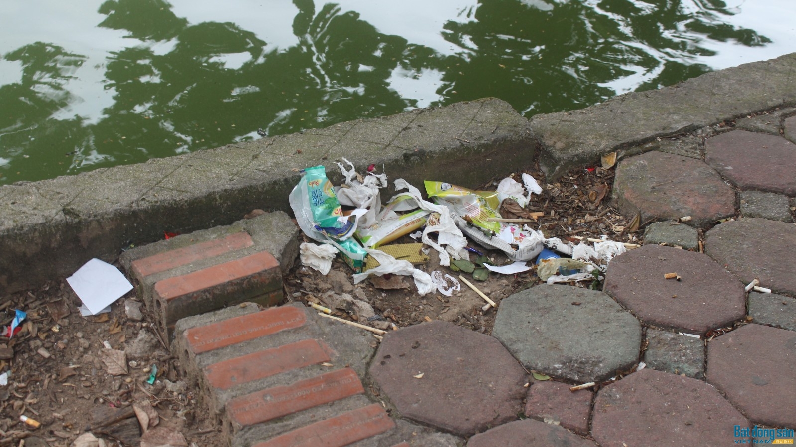 Gạch lát bong tróc, rác thải phủ đầy gây mất mỹ quan đô thị, đặc biệt là với một điểm du lịch nổi tiếng như hồ Gươm.