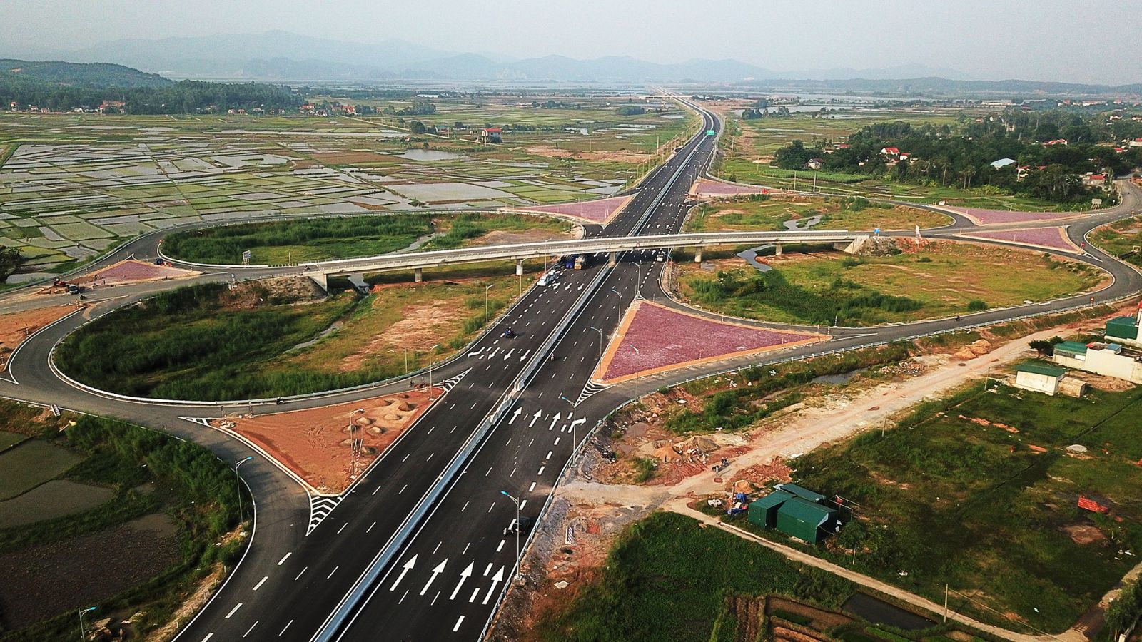 Kiểm toán Nhà nước chỉ ra nhiều sai sót, thiếu sót tại dự án đường cao tốc nối TP Hạ Long - cầu Bạch Đằng và kiến nghị xử lý hơn 32,6 tỷ đồng.