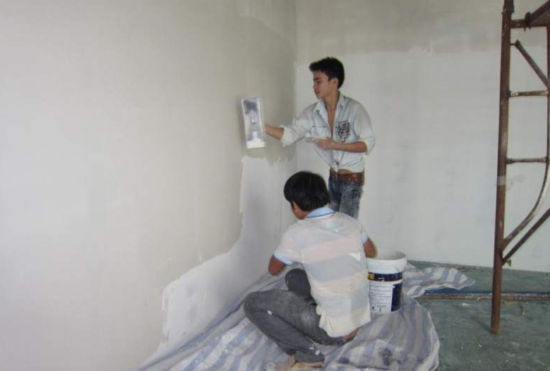 Dịch vụ sơn nhà dịp Tết Nguyên đán hút khách và tăng giá.