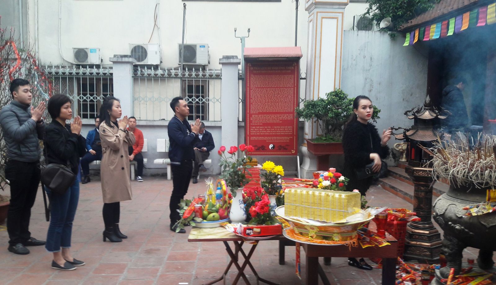 Đầu năm dân kinh doanh bất động sản đi lễ Đình Ứng Thiên rất đông.