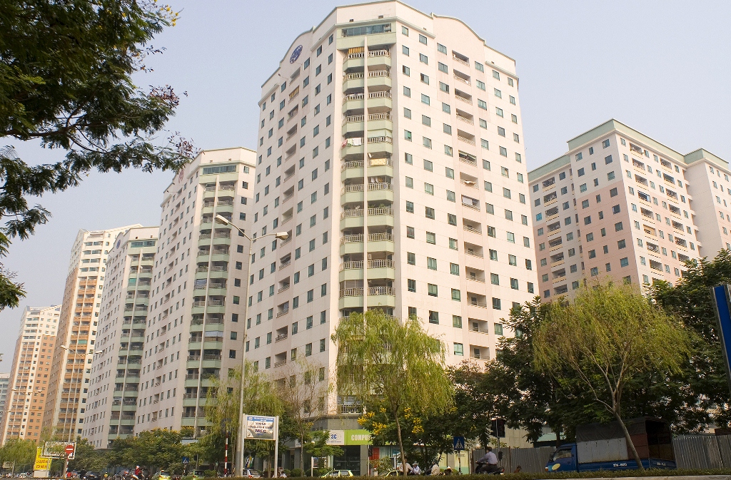 Khu đô thị mới Trung Hòa - Nhân Chính mới đây lại vấp phải sự phản đối của người dân khi nhồi thêm tòa cao ốc 18 tầng.