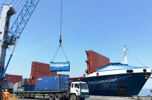     Hàng hóa xuất khẩu Cảng Sơn Dương- Vũng Áng (Ảnh Ngọc Hà)