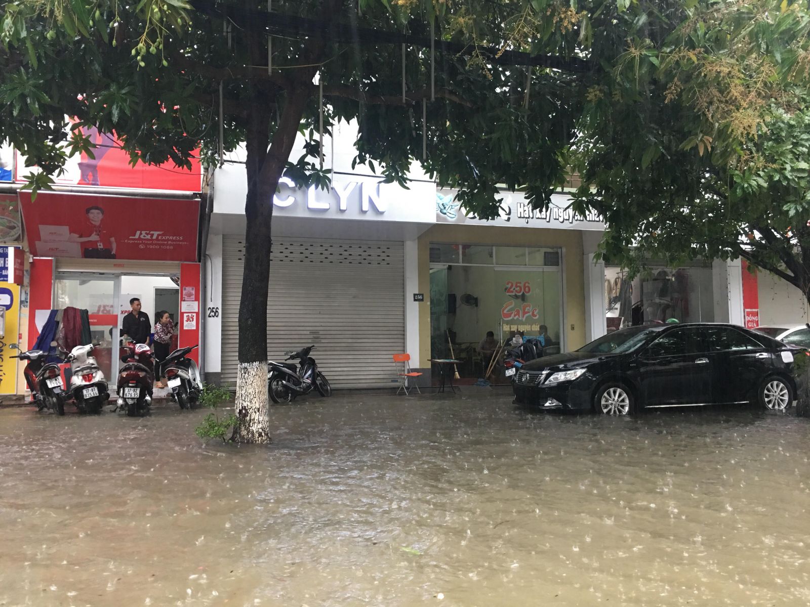 Các cửa hàng kinh doanh của doanh nghiệp và tư nhân cũng bị nước tràn vào nhà do mưa lớn.