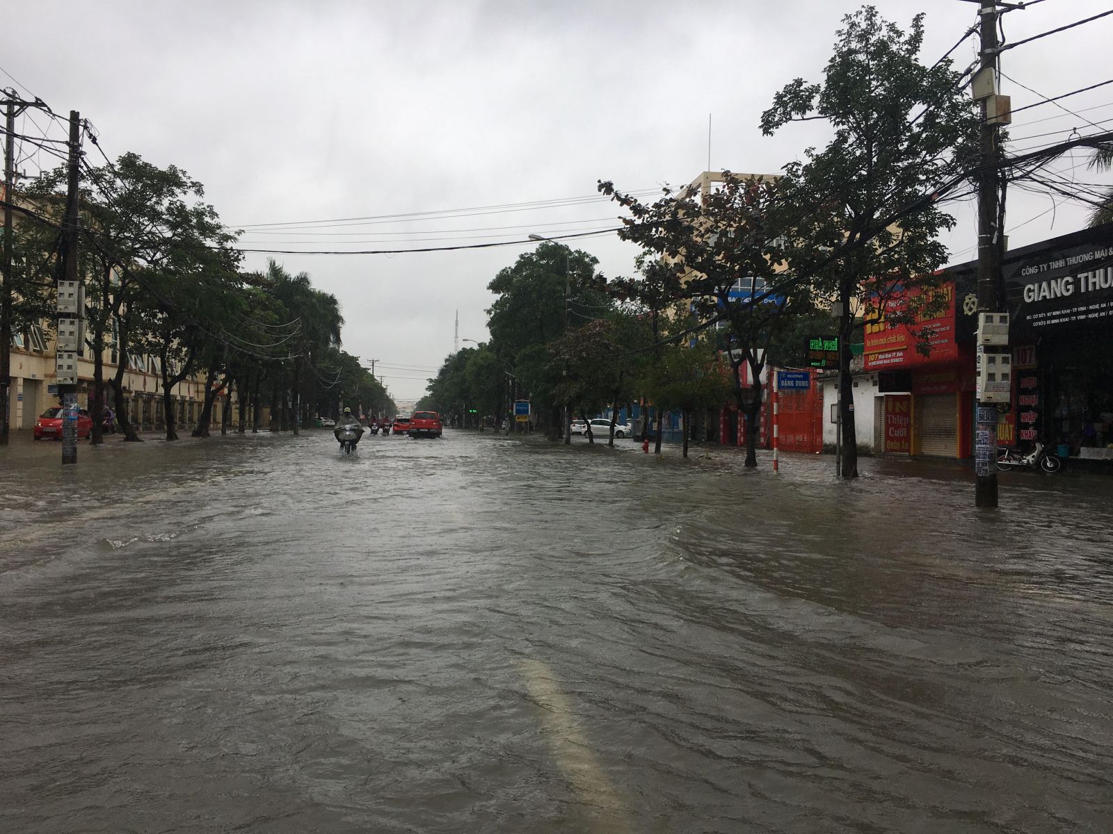 Đường Minh khai, trung tâm buôn bán sầm uất nhất TP Vinh không một bóng người do ngập tràn nước sau một ngày đêm mưa lớn