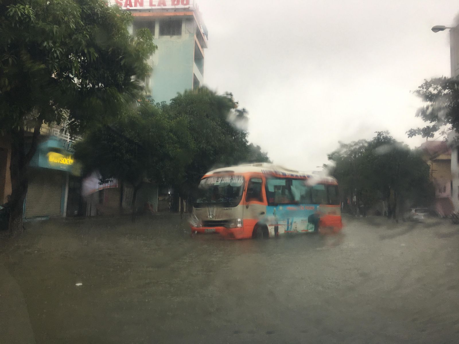 Xe buýt Thạch Thành chạy trên đường Nguyễn Văn Cừ buộc phải quay trở lại do mưa lớn nước sâu.