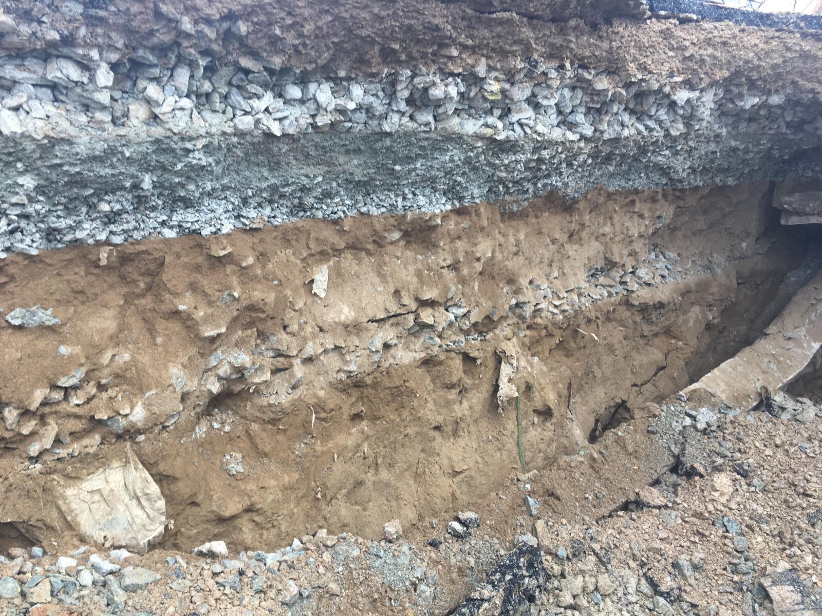 Lớp đá dăm 3x4 được nhà thầu tận dụng đổ trực tiếp dầm bê tông dài khoảng 8m, phía dưới cùng là đất cát. Điều này cho thấy việc nước mưa thẩm thấu dẫn đến lún sập là điều không thể tránh khỏi.  