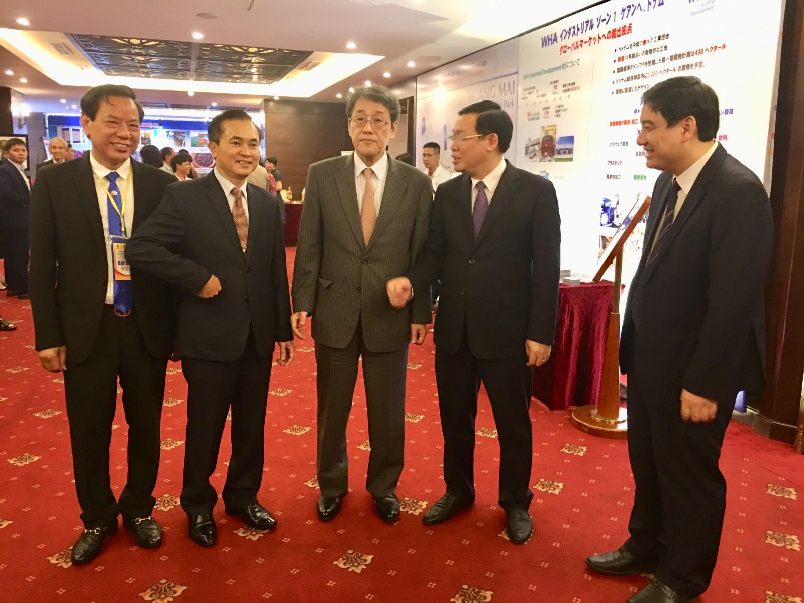 Phó Thủ tướng Vương Đình Huệ (ảnh thứ 4 từ trái sang phải) và ngài đại sứ đặc mệnh toàn quyền Nhật Bản tại Hà nội trao đổi với đồng chí Nguyễn Đắc Vinh, Bí thư Tỉnh ủy bên lề hội nghị