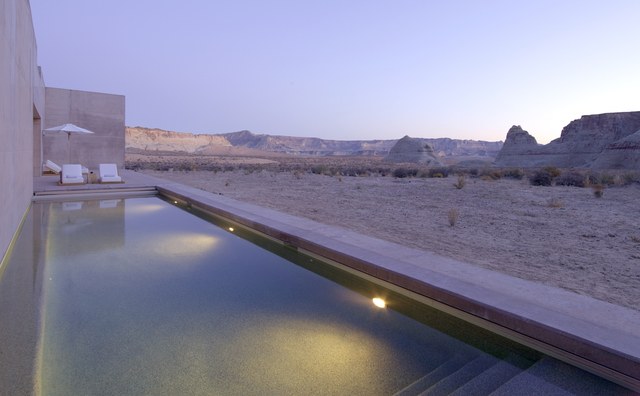                       Bể bơi độc đáo với hướng nhìn ra sa mạc rộng lớn.