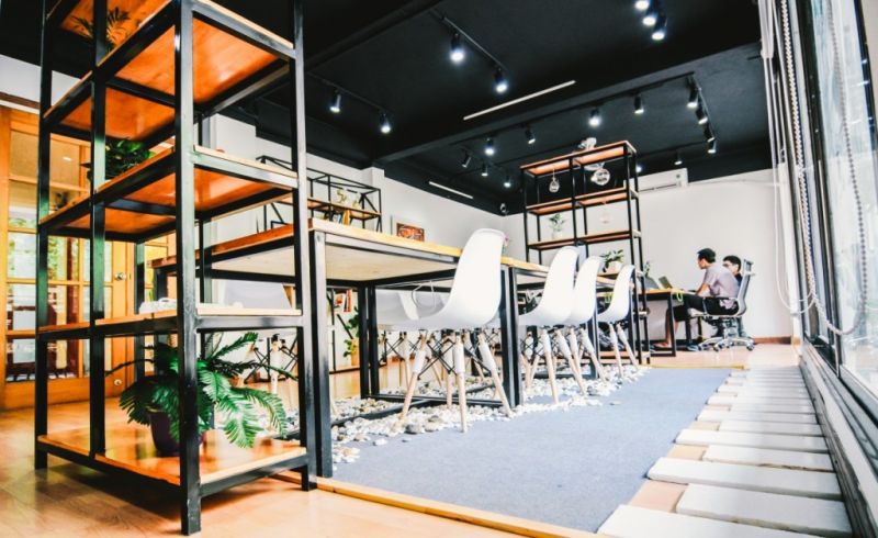 Co-working có thiết kế hiện đại nhưng vẫn gần gũi với thiên nhiên giúp giảm stress trong công việc. 