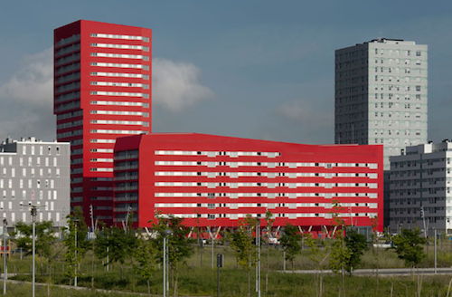 Màu đỏ tươi rực rỡ khiến tòa nhà nổi bật giữa quang cảnh trầm lắng xung quanh.