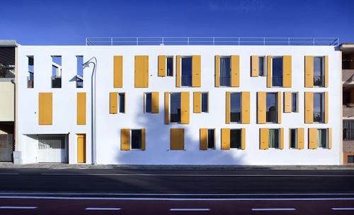 Màu sắc của vùng Địa Trung Hải được phối hợp với sắc trắng và vàng trong dự án nhà ở cộng đồng ở Elmas, Sardinia