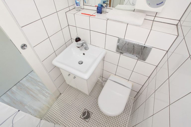  Nhà vệ sinh nhỏ nhưng sạch sẽ và sắp xếp ngăn nắp.br class=