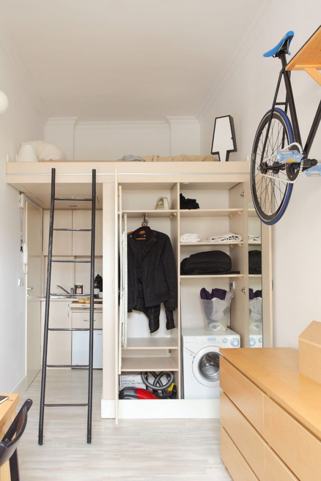  Không gian bên dưới là tủ đồ với nhiều ngăn lớn nhỏ làm nơi cất quần áo, đồ dùng và thậm chí chứa cả chiếc máy giặt nhỏ.br class=