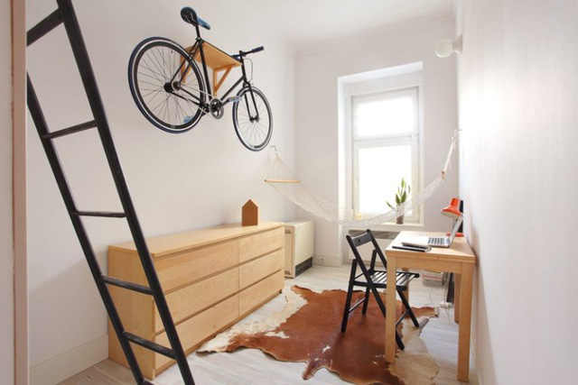 Chiếc xe đạp – phương tiện đi lại của chủ nhà được dành riêng một không gian đặc biệt treo gọn gàng, lơ lửng trên bức tường nhà.br class=