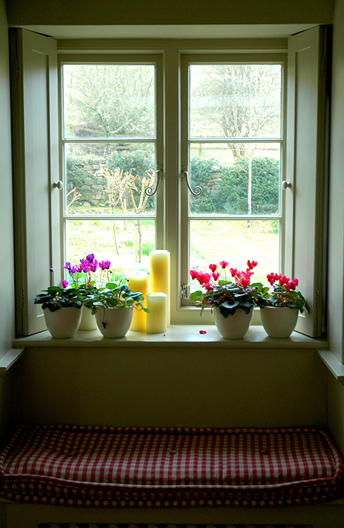 Không gian quanh cửa sổ cần sự quang đãng, thoáng mát để “khí” của ngôi nhà dễ lưu thông. (Ảnh minh họa)