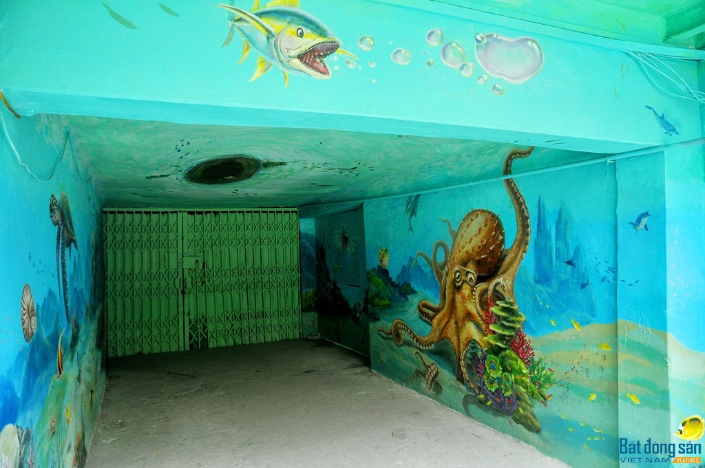 Bức tranh thủy cung đầy màu sắc dưới tầng 1 nhà A2 được đám trẻ thích thú nhất.