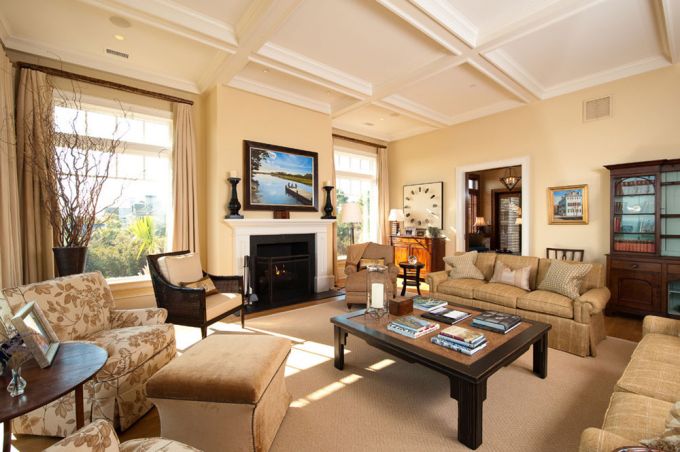 Những ai ưa thích sự trang nhã theo lối cổ điển thì nên xem kĩ bức ảnh nội thất phòng khách này. Sơn tường màu nâu trầm kết hợp với bộ ghế sofa hoa và kẻ karo