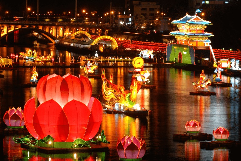 Người Hàn Quốc đêm Trung Thu cũng treo rất nhiều đèn lồng tại nhà như người Việt hay người Hoa vậy. Thậm chí còn có một cuộc thi đèn lồng diễn ra hằng năm trên dòng sông Cheonggyecheon, phía nam Seoul.