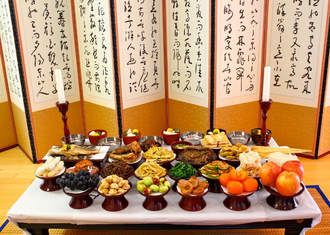 Tiêu điểm trong một gia đình vào lễ Chuseok là mâm cỗ dâng lên tổ tiên. Các bà nội trợ Hàn Quốc rất khéo tay trong việc chế biến đủ món ngon như bánh gạo, bánh dầy, gà hầm nhồi sâm,v.v… được trang cầu kỳ, đẹp mắt.