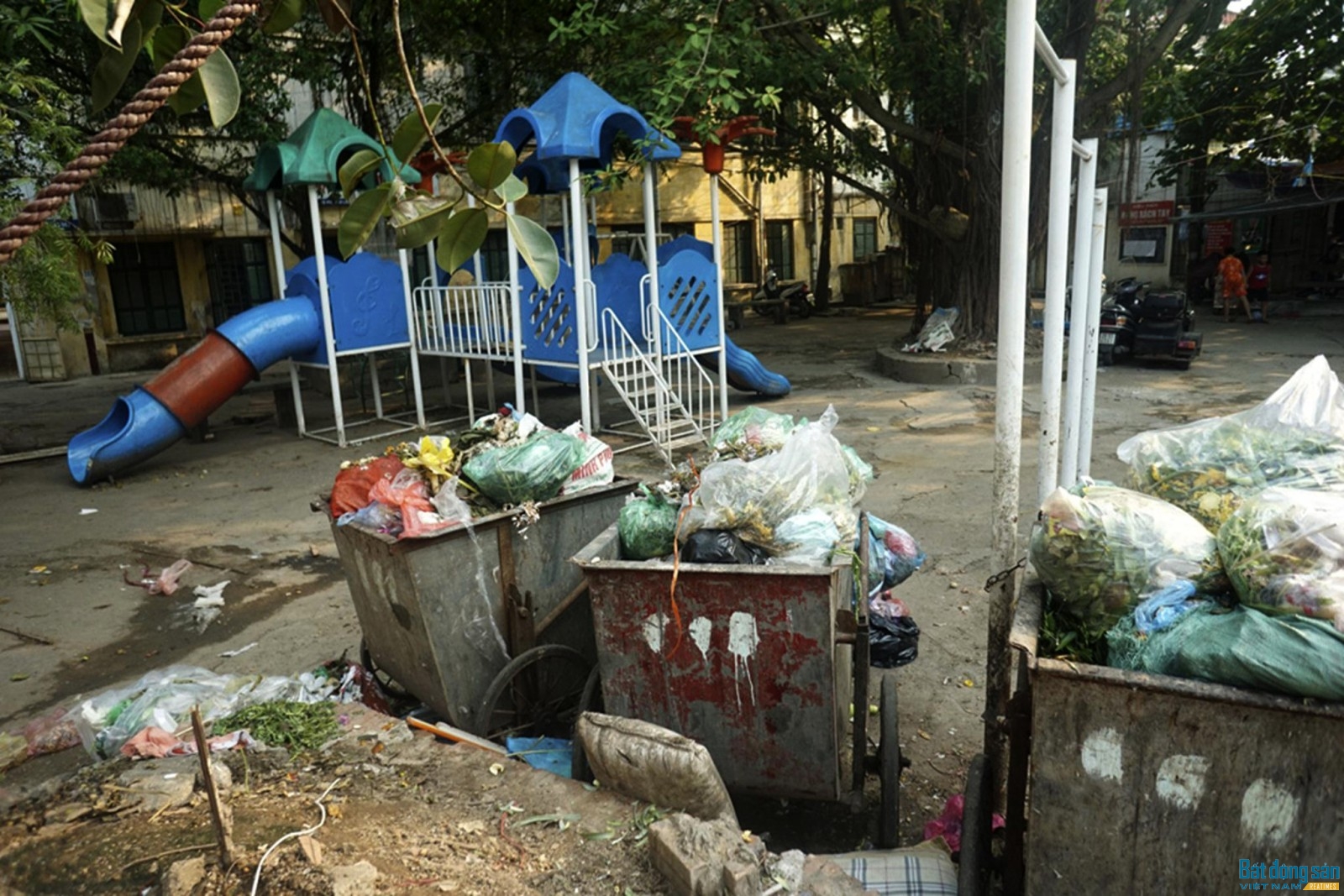 Một góc sân chơi dành cho trẻ em tại khu B20 tập thể Kim Liên (Đống Đa) biến thành bãi tập kết rác của người dân, luôn bốc mùi.