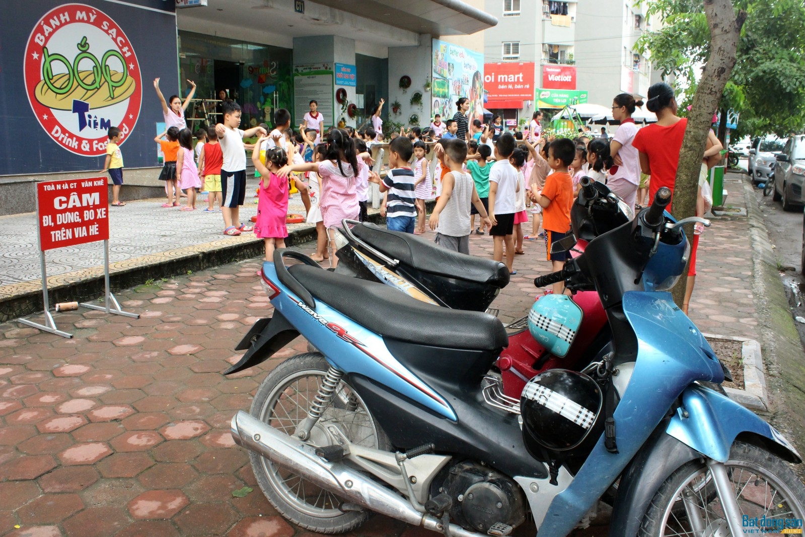 Sân chơi cho trẻ em trong những khu chung cư rất cần thiết, để tạo cho các em nhỏ có một chỗ vui chơi an toàn, thoải mái trong những ngày hè. Trong khi đó, tại khu chung cư Văn Khê (Hà Đông), sân chơi tập thể dục cho các bé ngay sát nơi gửi xe mặc dù đã có biển 