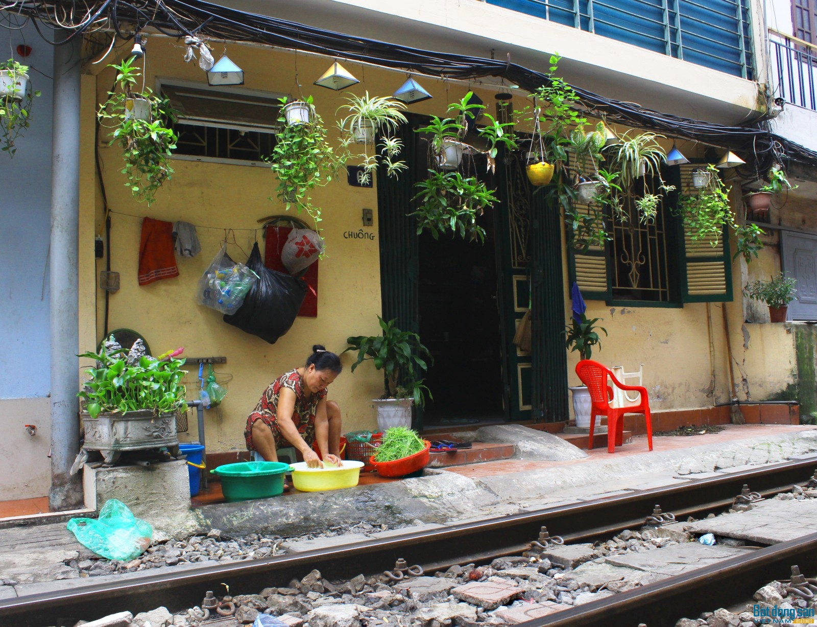 Mỗi lúc có tàu đến, người dân lại chạy vào nhà hoặc nép vào sát tường nhà để không bị cuốn vào theo quán tính của tàu. Đồ dùng, xe cộ của gia đình đều phải xếp ngay ngắn và có đủ khoảng cách với đường sắt để bảo đảm tài sản và không gây cản trở tàu khi lưu thông.