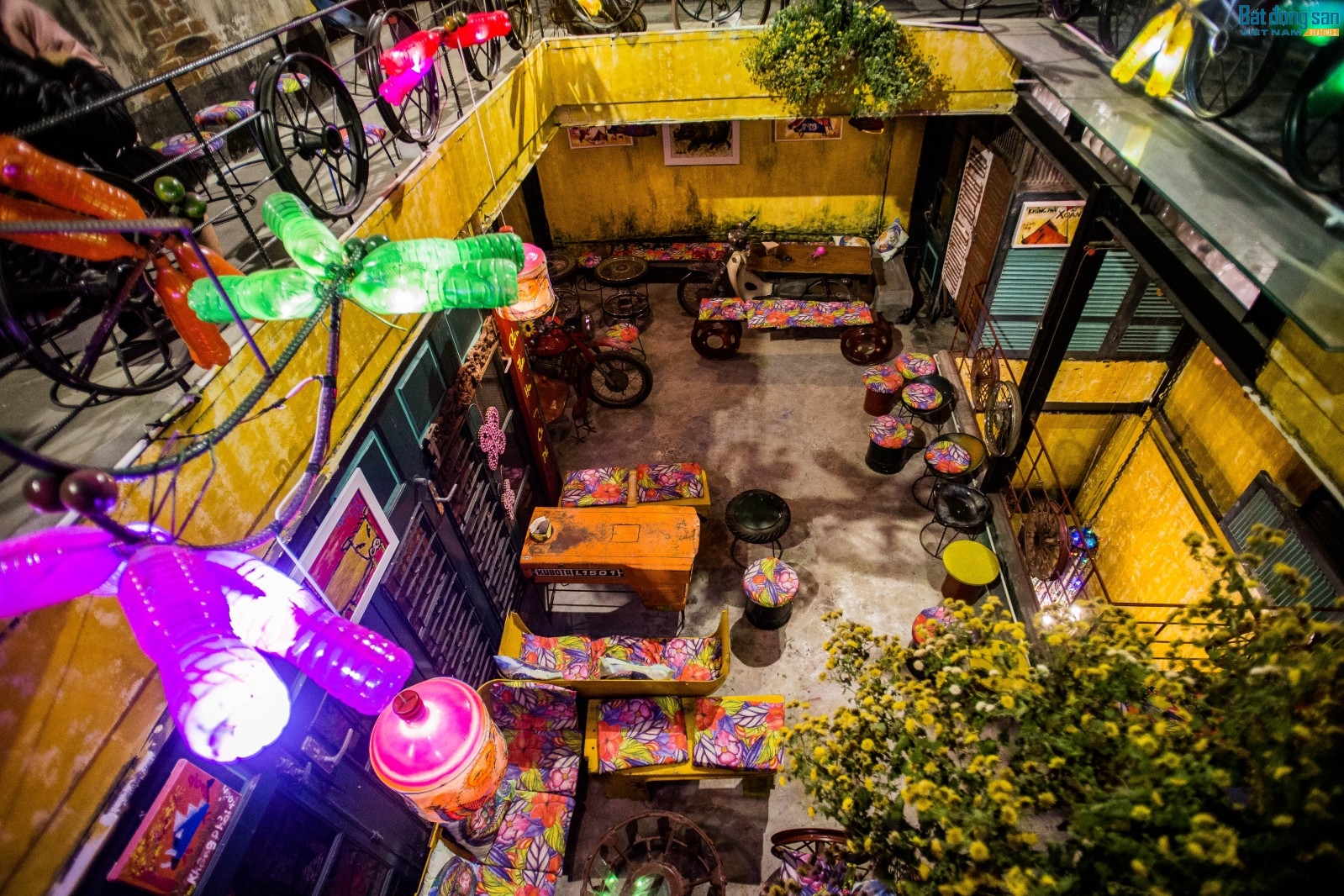 Nằm trong một con ngõ ở phố Hàng Tre, thuộc khu phố cổ Hà Nội, ngôi nhà nhỏ 4 tầng cổ kính được chủ nhà tận dụng làm thành một quán cafe với không gian độc đáo nhất Hà Nội.