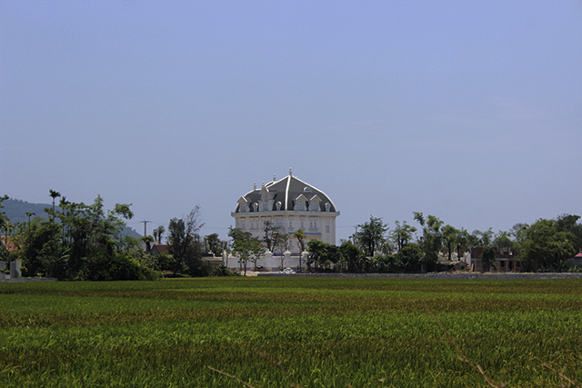 Căn biệt thự nổi bật lên giữa vùng quê nghèo Hà Tĩnh.