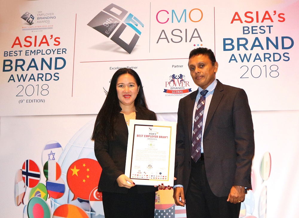 Đại diện Tập đoàn Novaland nhận giải thưởng Asia’s Best Employer Brand Awards 2018.