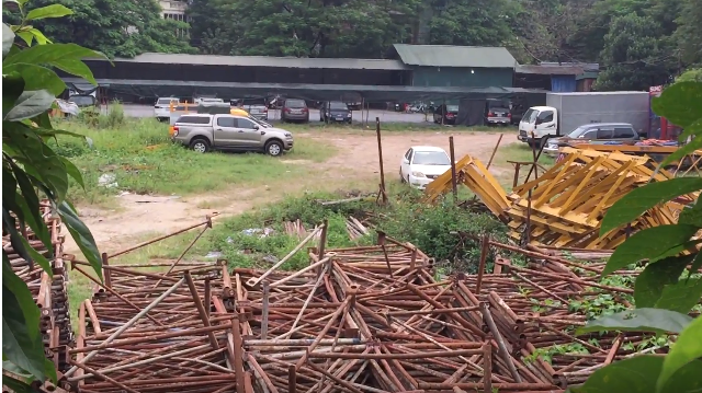 Vật liệu xây dựn hoen rỉ, ngổn ngang bên trong dự án. Ảnh: Thảo Liên.