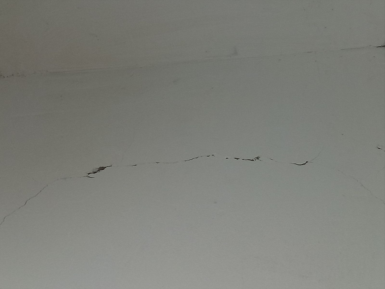 Cư dân bức xúc vì tường nhà nứt nẻ, nước đen kịt Tường nứt nẻ. Ảnh: Thảo Liên.