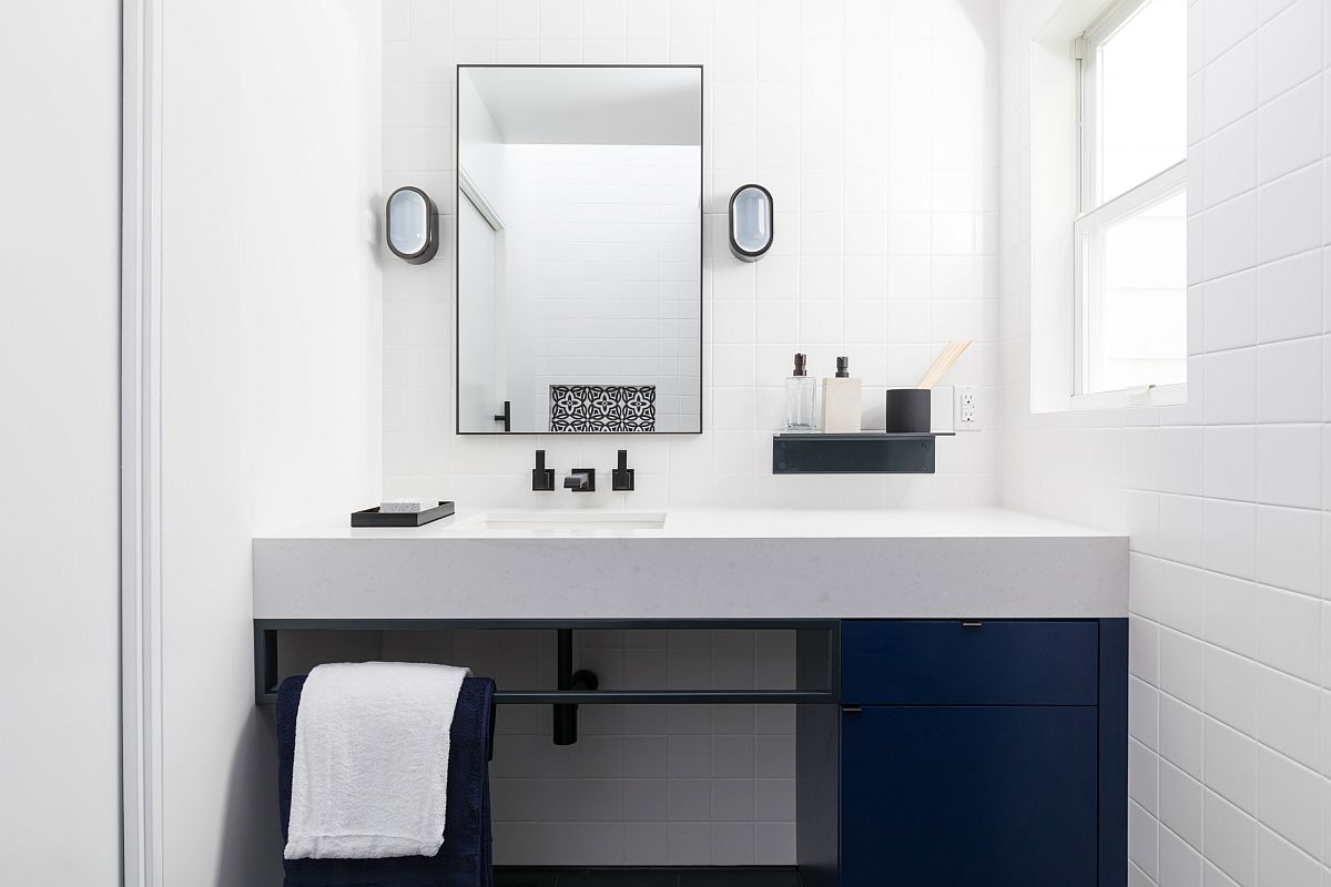 Phòng tắm nổi bật và phá cách với hai màu xanh lam và trắng
